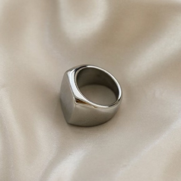 Chunky signet ring - Picture 3 of 5
